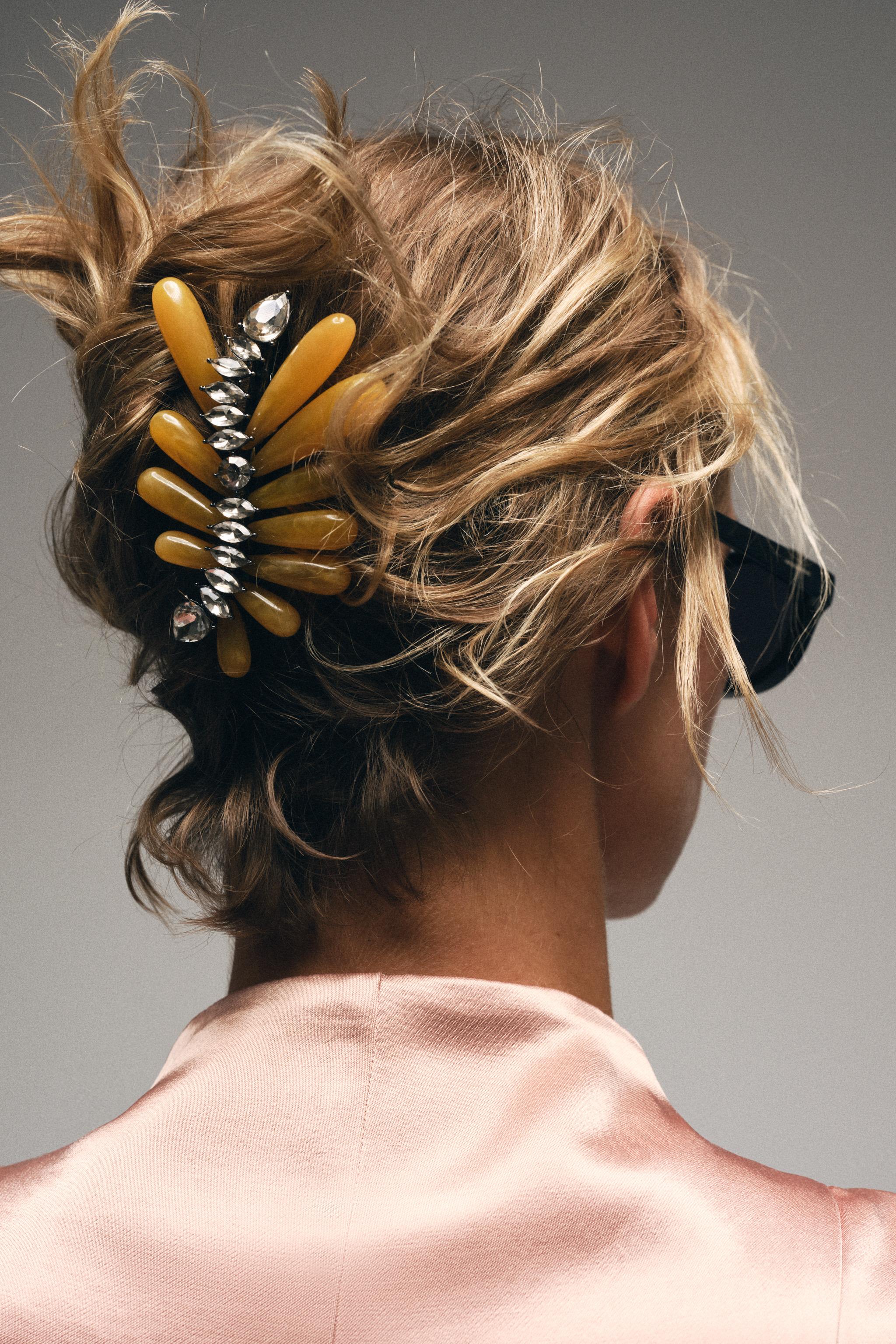 BROCHE EN RÉSINE ET BIJOUX